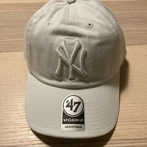 White-on-white New York Yankees ‘47 Clean Up SnapBack cap w/ tie dye under brim
